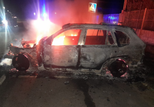 Calcinado un vehículo no aparcadoiro da praia de Cabío, na parroquia de Xobre, no Concello de Pobra do Caramiñal